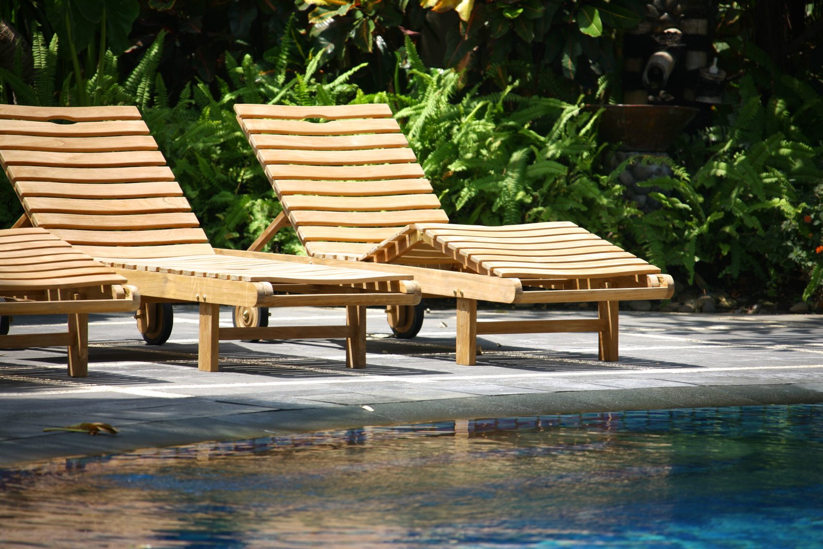 best outdoor sun loungers